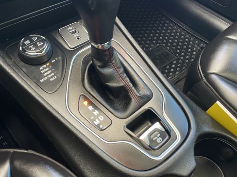 Used 2019 Jeep Cherokee Trailhawk w/ Comfort/Convenience Group AWD/4WD image 14