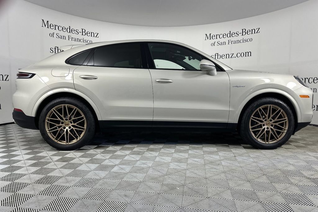 Used 2024 Porsche Cayenne Coupe AWD/4WD image 3