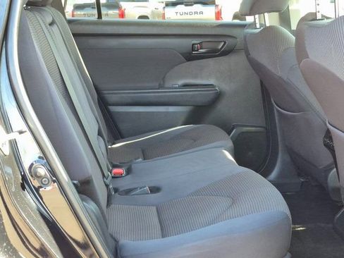 Used 2025 Toyota Highlander LE image 19