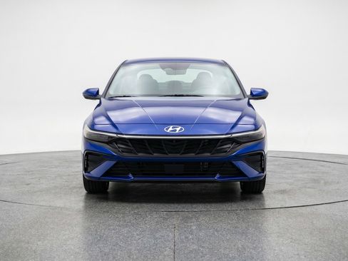 Used 2025 Hyundai Elantra SEL FWD image 2