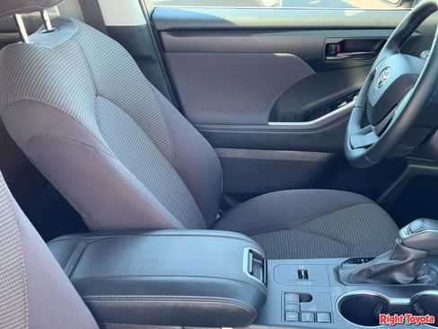 Used 2025 Toyota Highlander LE image 13