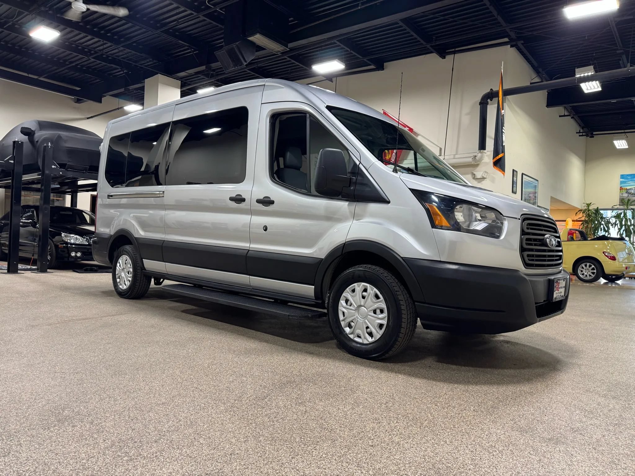 Used 2019 Ford Transit 250 148 Medium Roof RWD image 4