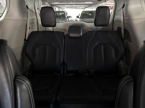 Used 2023 Chrysler Pacifica Touring-L image 38