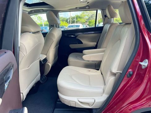 Used 2020 Toyota Highlander Limited FWD image 20