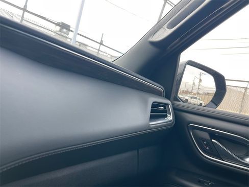 Used 2024 Chevrolet Suburban LT image 18