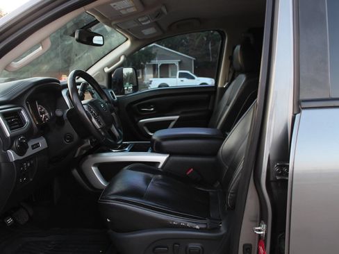Used 2018 Nissan Titan PRO-4X w/ Pro-4x Convenience Package AWD/4WD image 15