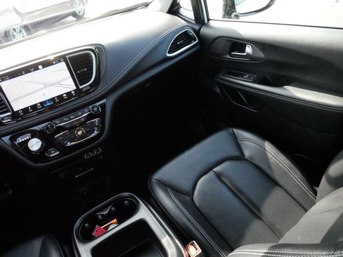 Used 2025 Chrysler Pacifica Select w/ Uconnect Theater Family Group image 11