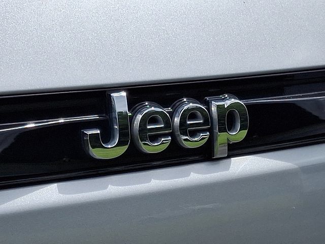 Used 2023 Jeep Grand Cherokee Laredo RWD image 30