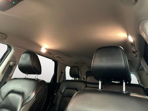 Used 2025 Nissan Pathfinder SL AWD/4WD image 12