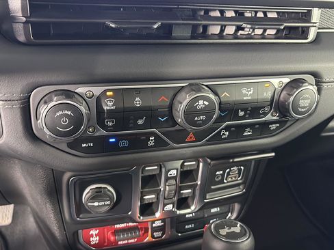 Used 2025 Jeep Wrangler Unlimited Rubicon 4xe AWD/4WD image 38