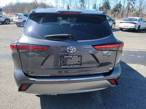 Used 2023 Toyota Highlander Platinum AWD/4WD image 3
