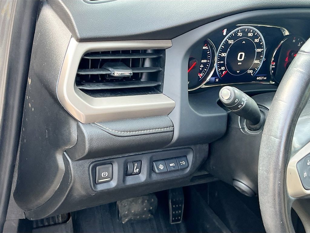 Used 2021 GMC Acadia Denali w/ Denali Technology Package FWD image 10