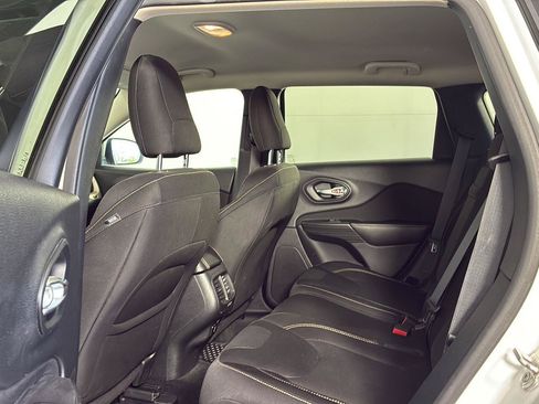 Used 2015 Jeep Cherokee Latitude w/ Cold Weather Group FWD image 19