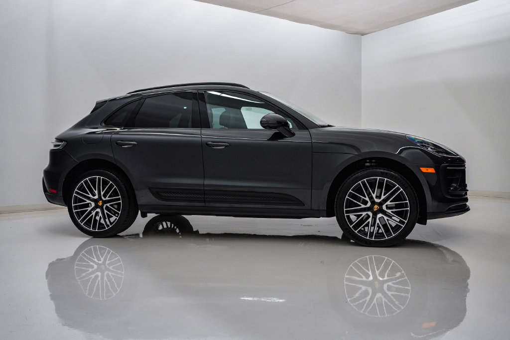 Certified 2026 Porsche Macan AWD/4WD image 9