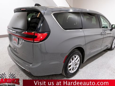 Used 2023 Chrysler Pacifica Touring-L FWD image 5