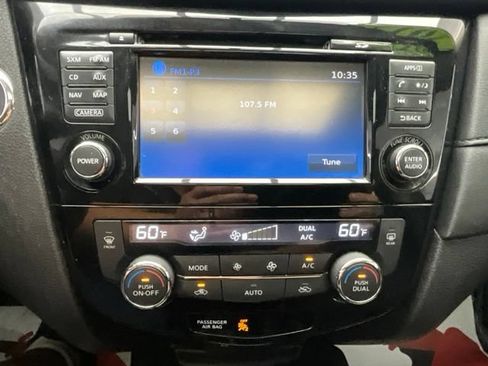 Used 2017 Nissan Rogue SV AWD/4WD image 12