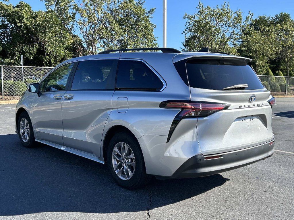 Used 2021 Toyota Sienna XLE FWD image 4