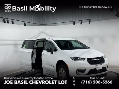 Used 2025 Chrysler Pacifica Select