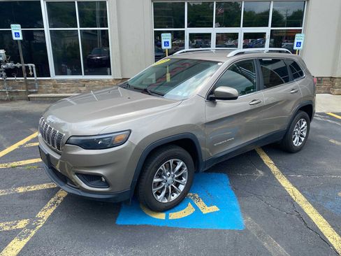 Used 2019 Jeep Cherokee Latitude Plus AWD/4WD image 2
