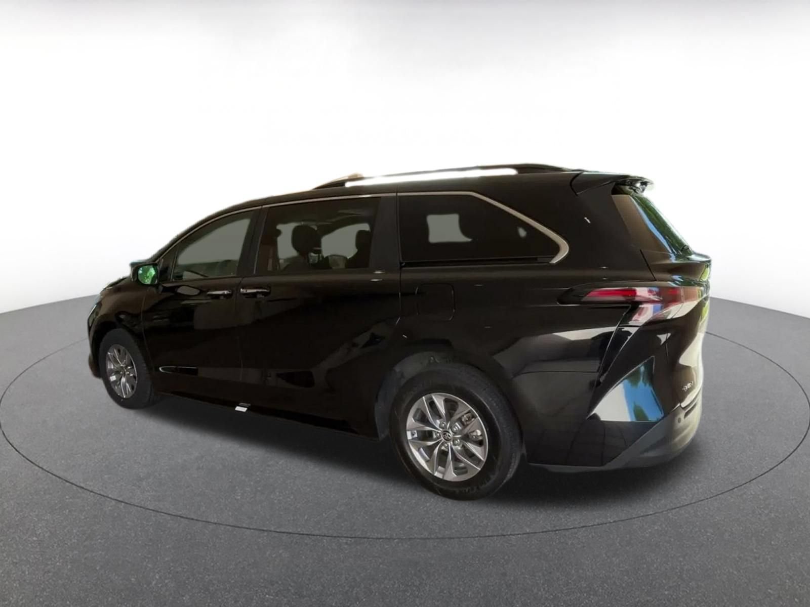 Used 2025 Toyota Sienna XLE FWD image 8