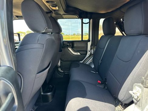 Used 2018 Jeep Wrangler Unlimited Sahara AWD/4WD image 15