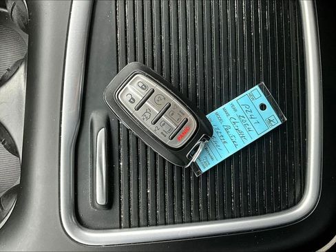 Used 2024 Chrysler Pacifica Touring-L FWD image 7