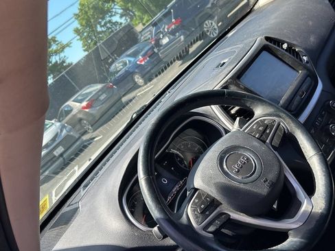 Used 2015 Jeep Cherokee Limited AWD/4WD image 8