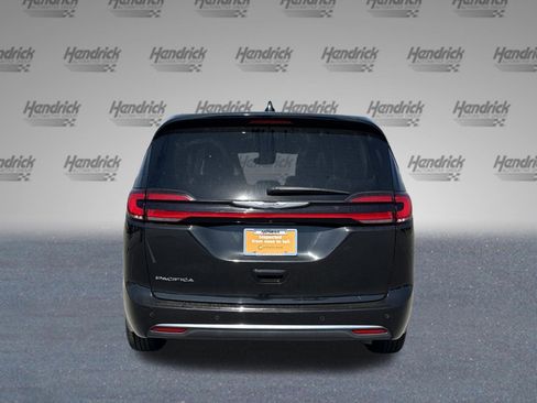 Used 2023 Chrysler Pacifica Touring-L FWD image 8