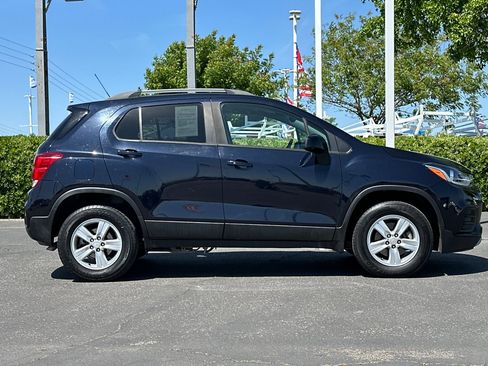 Used 2022 Chevrolet Trax LT w/ Driver Confidence Package image 3