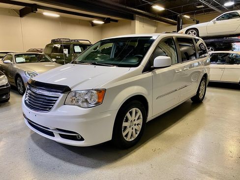 Used 2016 Chrysler Town & Country Touring FWD image 2