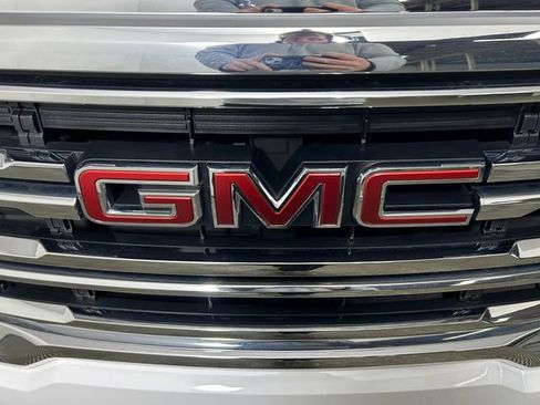 Used 2023 GMC Acadia SLE image 10