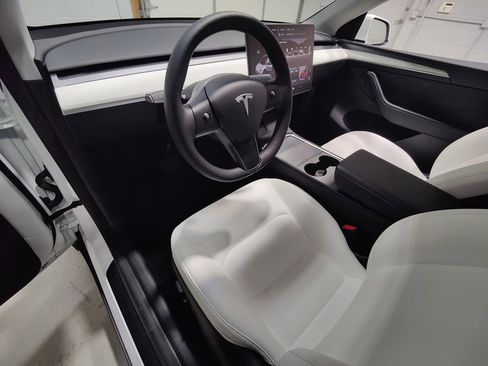 Used 2025 Tesla Model Y Long Range image 23