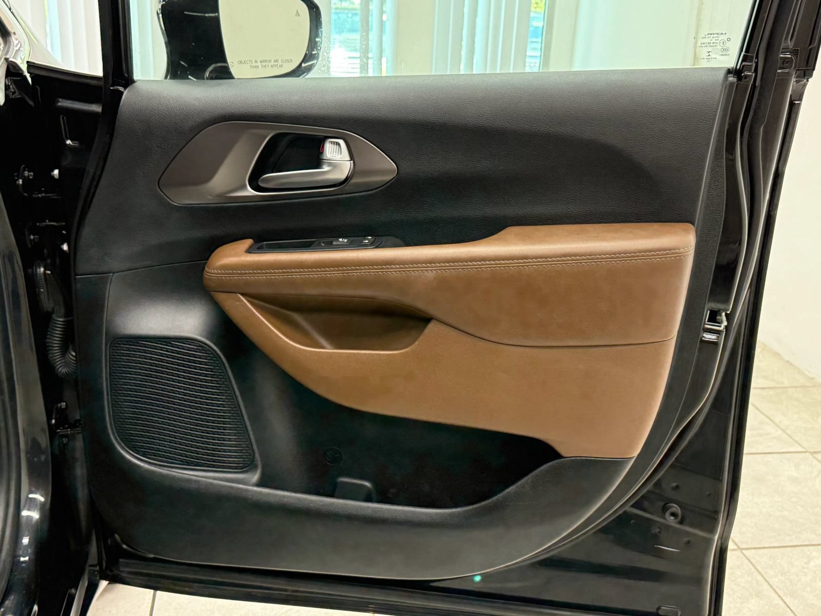 Used 2017 Chrysler Pacifica Limited FWD image 22