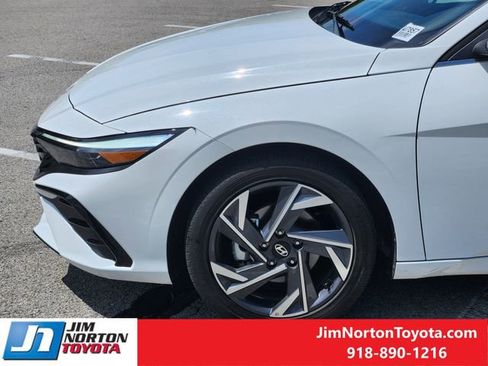 Used 2025 Hyundai Elantra SEL FWD image 8