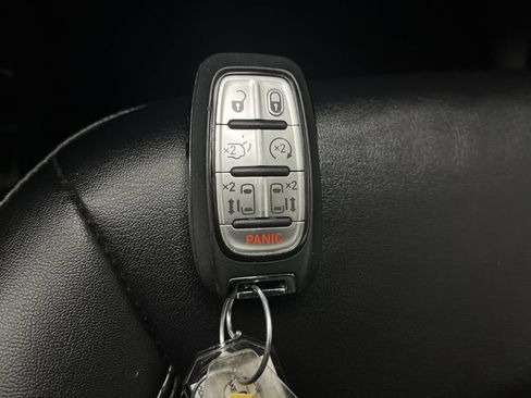 Used 2025 Chrysler Pacifica Select FWD image 26