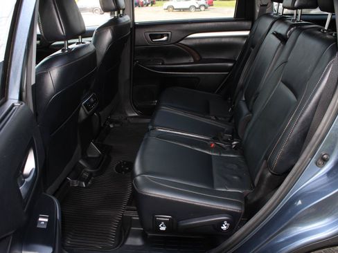 Used 2018 Toyota Highlander XLE AWD/4WD image 17