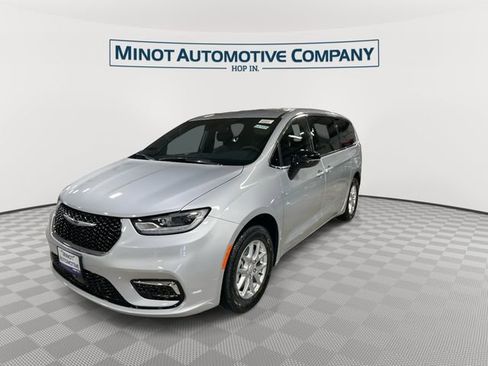 New 2026 Chrysler Pacifica Select image 4
