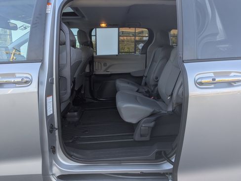 Used 2021 Toyota Sienna XLE image 35