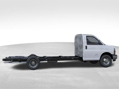 New 2026 Chevrolet Express 3500 image 5
