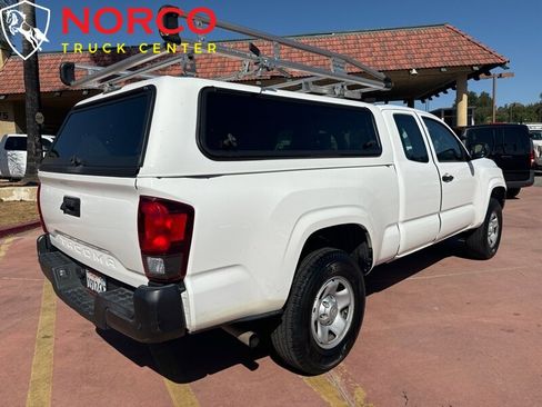 Used 2018 Toyota Tacoma SR image 9