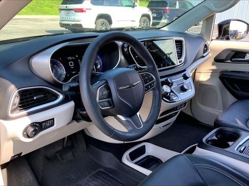 Used 2022 Chrysler Pacifica Touring-L FWD image 13