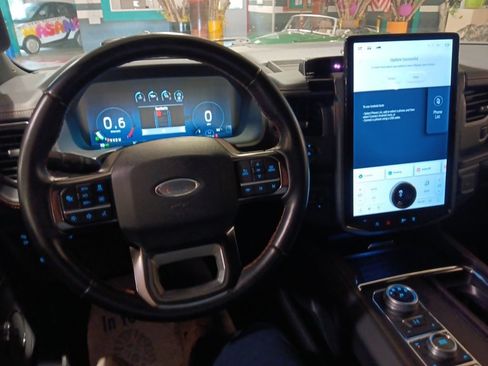 Used 2024 Ford Expedition Platinum AWD/4WD image 5