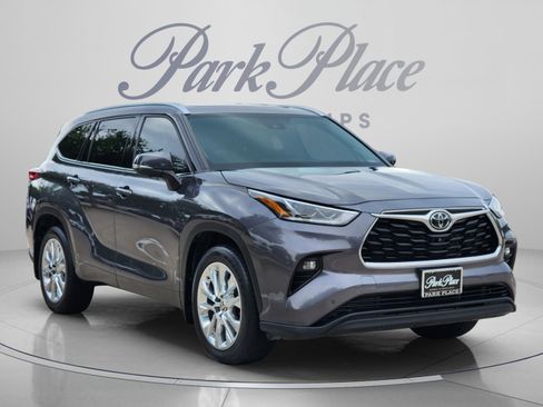 Used 2023 Toyota Highlander Limited FWD image 4