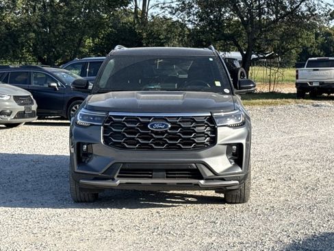 Used 2025 Ford Explorer Platinum w/ Ultimate Package AWD/4WD image 2