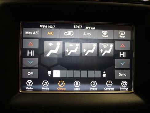 Used 2019 Jeep Grand Cherokee Laredo image 16