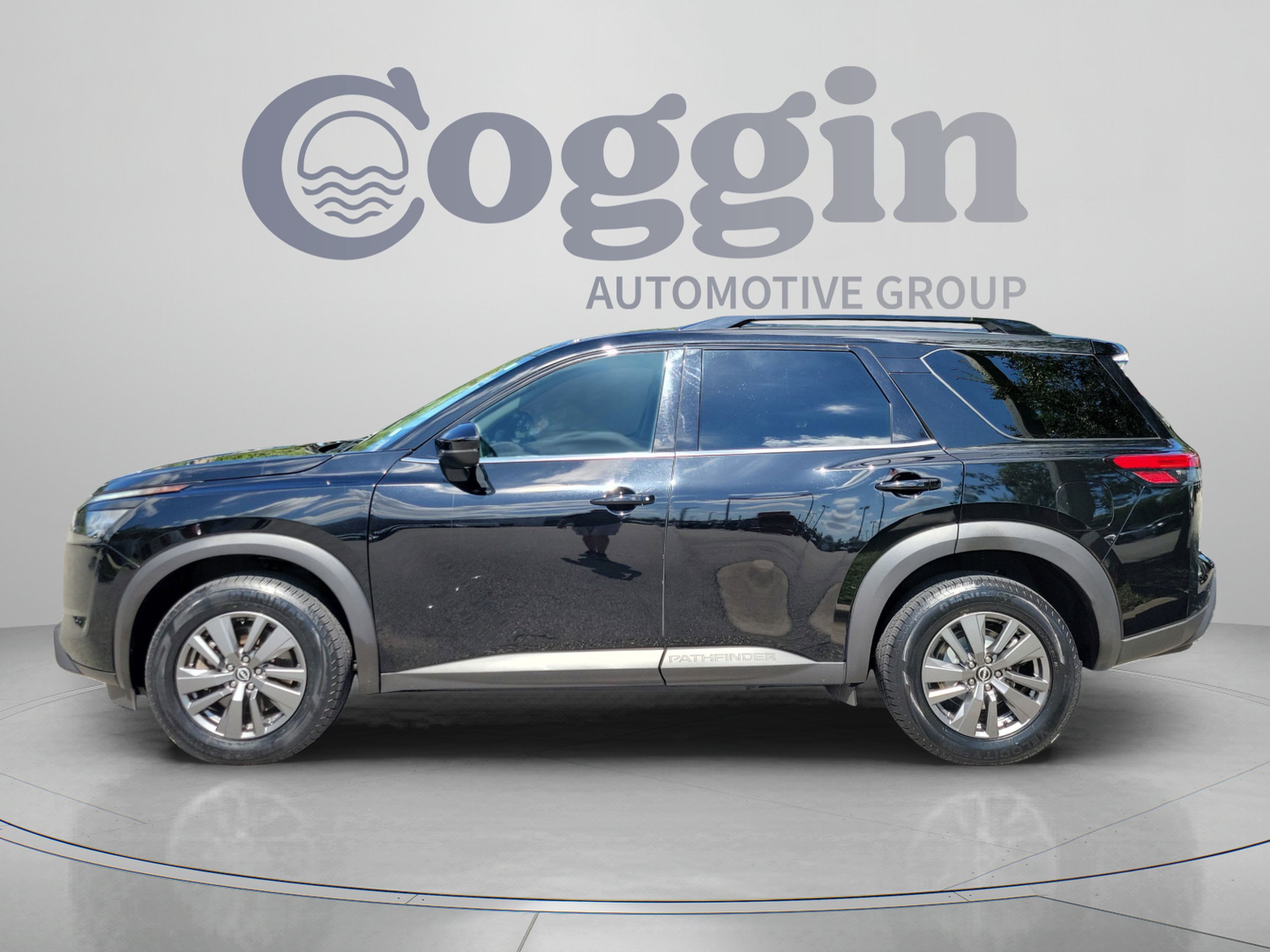 Certified 2024 Nissan Pathfinder SV FWD image 2