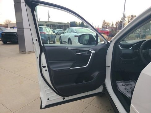 Used 2022 Toyota RAV4 XLE image 17