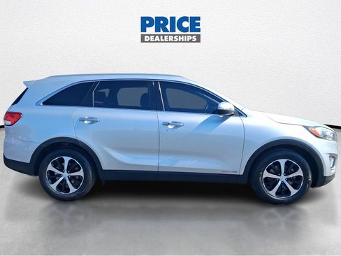 Used 2017 Kia Sorento EX w/ EX V6 Premium Package AWD/4WD image 4