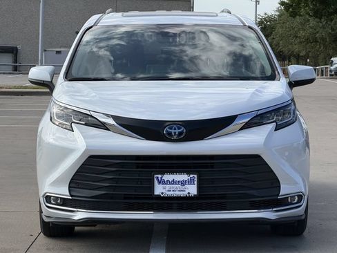 Used 2023 Toyota Sienna XLE FWD image 8