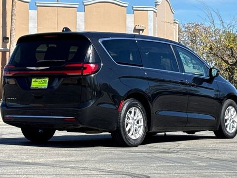 Used 2023 Chrysler Pacifica Touring-L image 11
